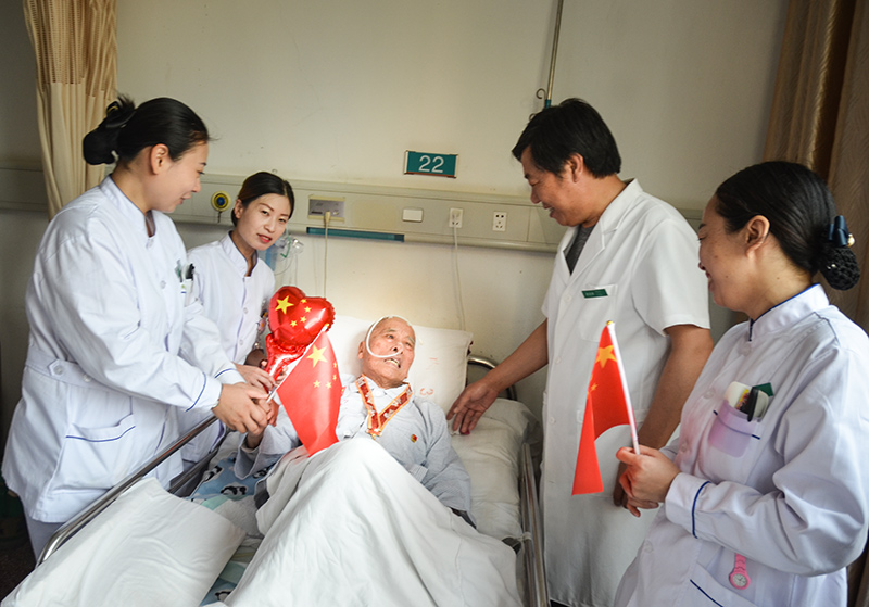 4�����ҽԺ����ڵ��������Ʋ�����ҽ����Ϊ93��Ļ�������ƽ�����й����롢����Ժ�����ί�����Ĺ���70���������²�����һ�𻶶ȹ�������үү�������������ս��������ս��������ս��������Ԯ����һ������ʿ���ϸ��� ���ߣ�Ф����(2).jpg