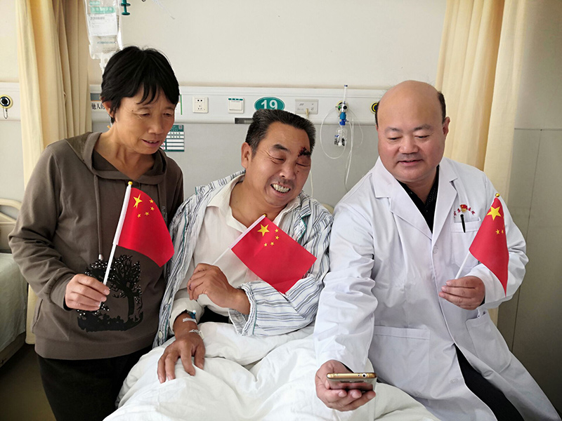 17 10��1��������ҽ���Ͽ���ҽԺ��ƶ��������������ҹ����뻼�ߡ��������ԢĿ����70����ף�����������.jpg